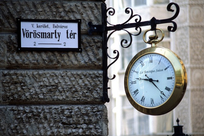 Piazza Vörösmarty: un’eleganza senza tempo nel cuore di Budapest